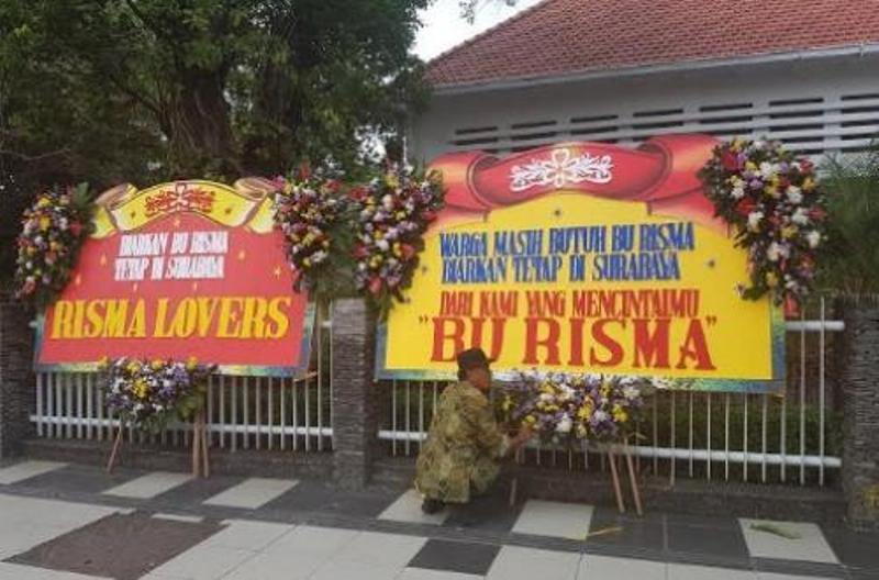Rumah Dinas Risma Diserbu Karangan Bunga