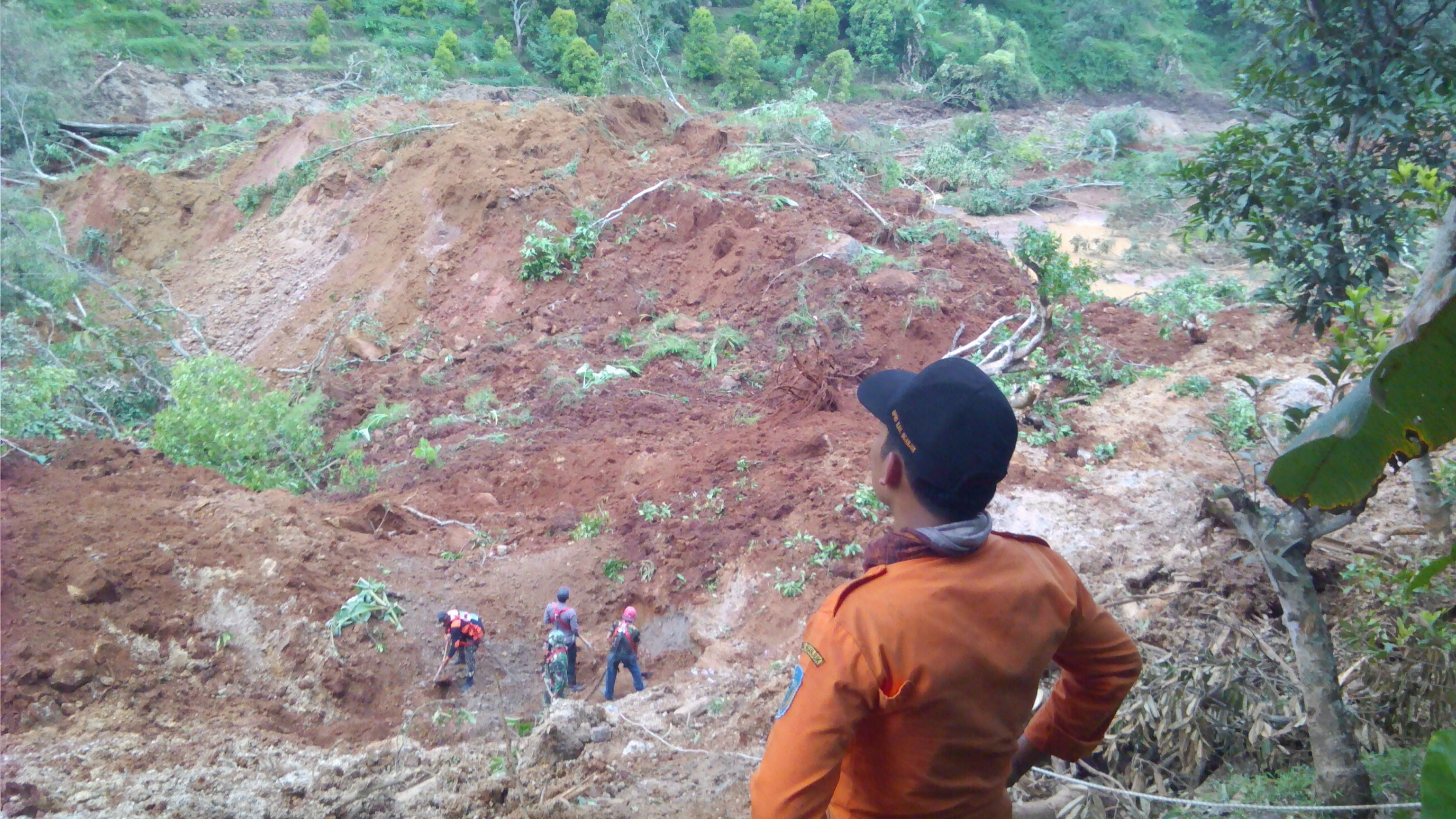 Tebing Longsor Timbun Satu Truk