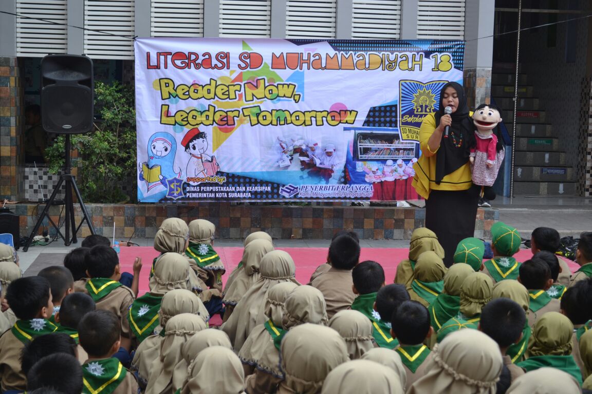 Hidupkan Program Literasi, 500 Siswa SD Muhammadiyah 18 Surabaya Saksikan Dongeng Boneka