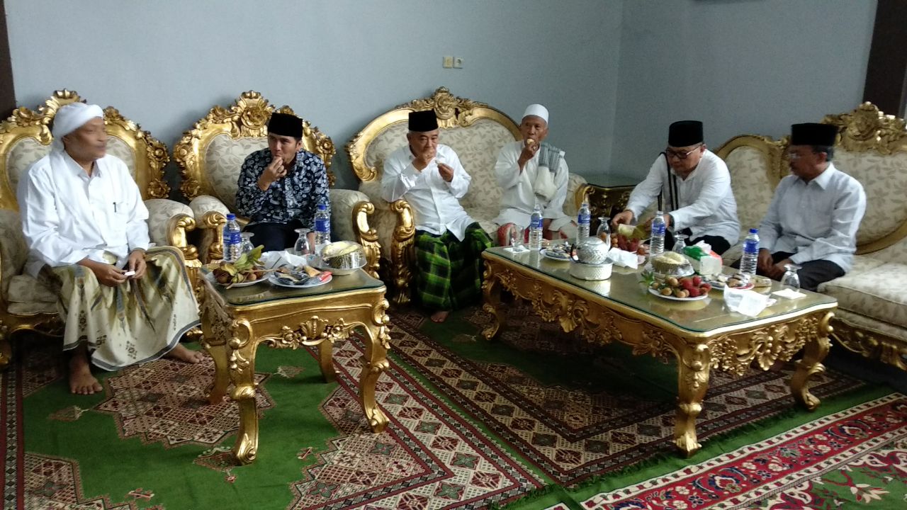 Sowan ke Pesantren Madura, Emil Dardak Jadi Idola Santriwati dan Santap Durian Bareng Para Kiai