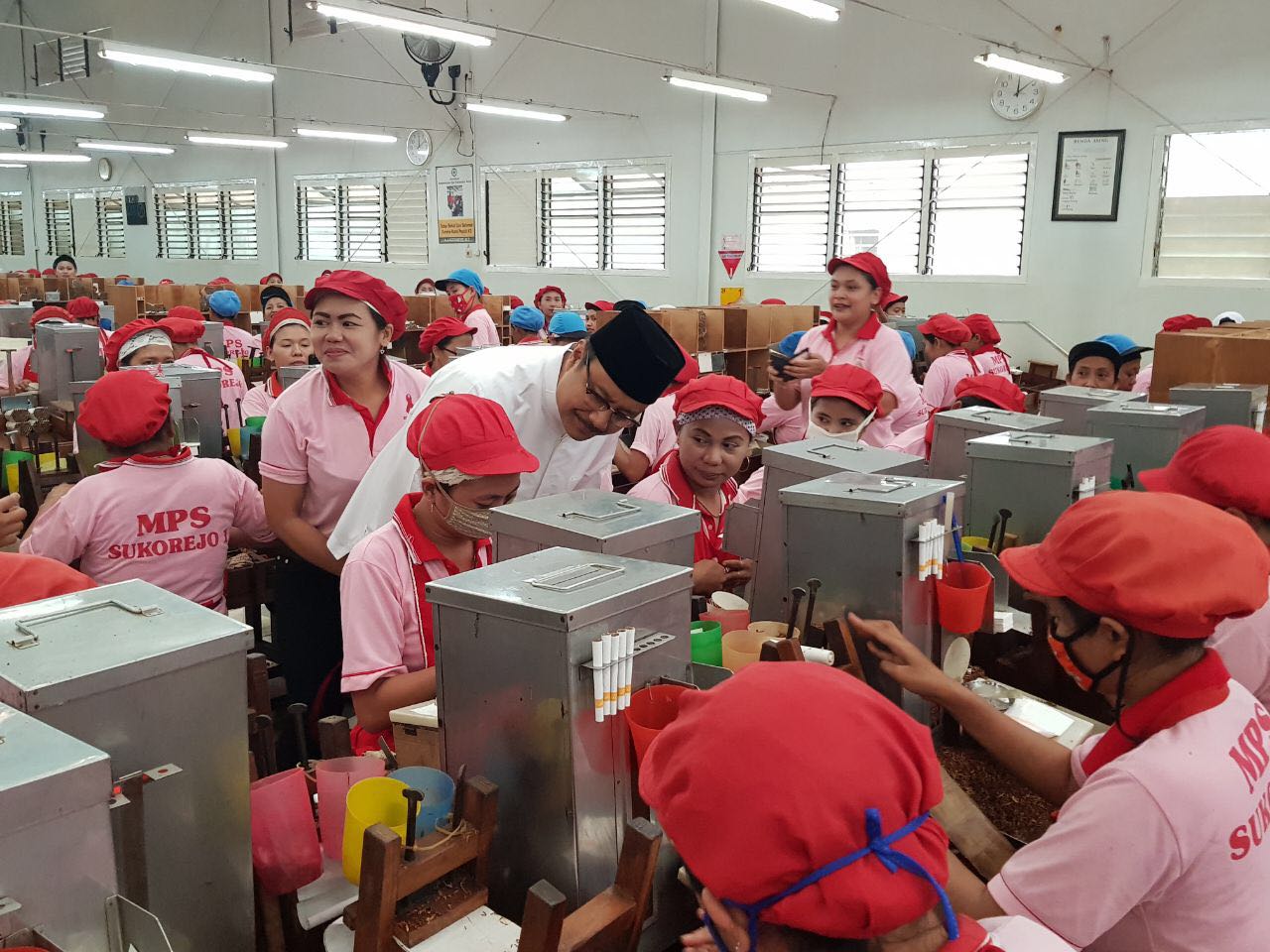 Dikunjungi Gus Ipul, Ini Doa Ribuan Buruh Perempuan SKT