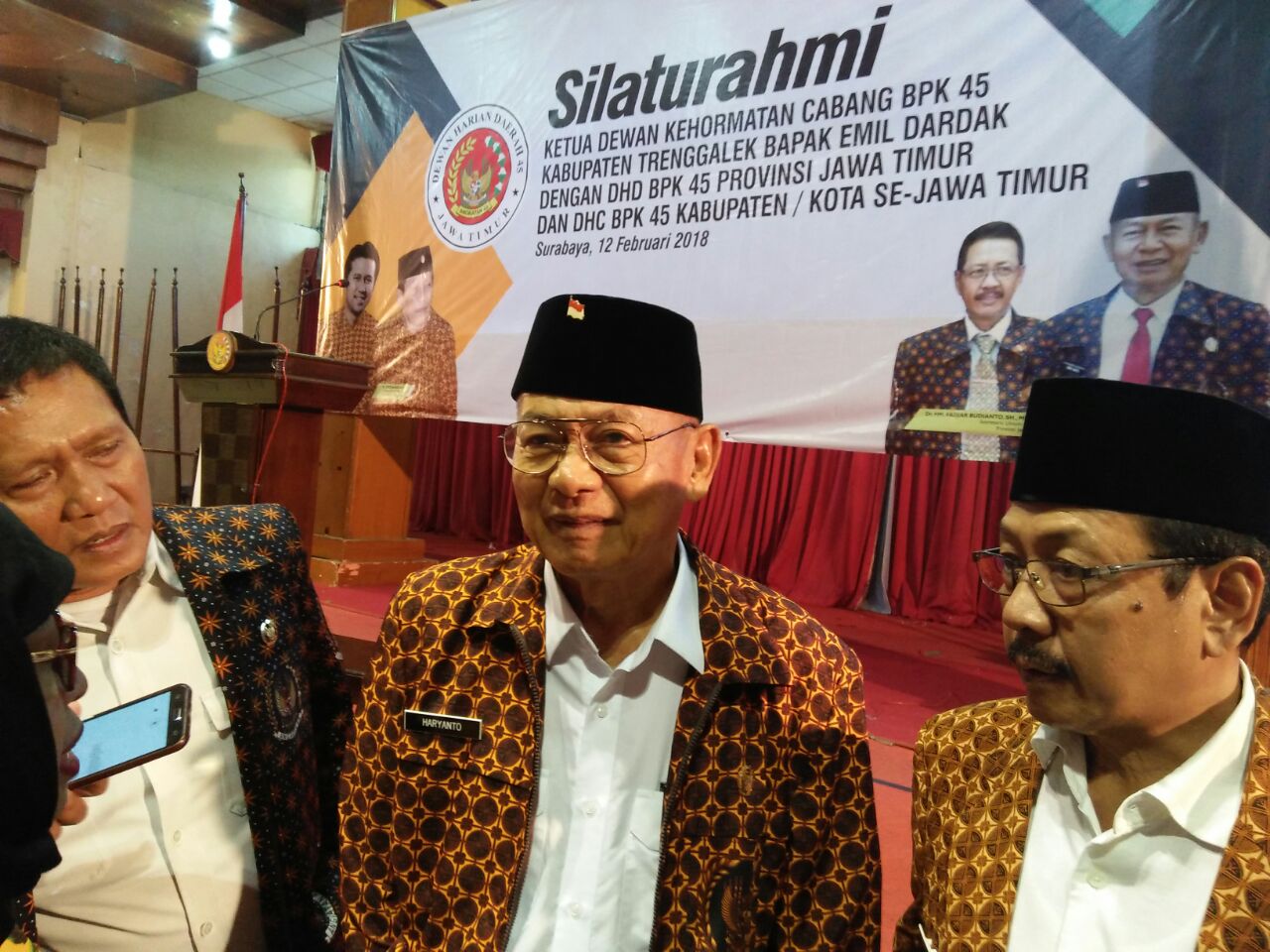 Bawaslu Jatim Minta Paslon Copot Atribut Kampanye&nbsp;