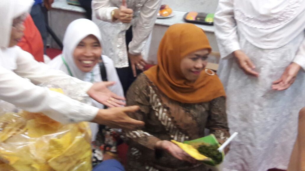Resmikan Rumah Aspirasi, Khofifah Lepas 9 Merpati dan Suguhkan Semanggi