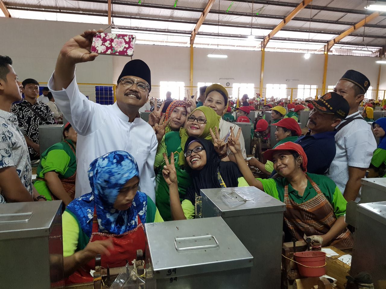 Hari Pertama Kampanye, Gus Ipul Dialog Dengan Ribuan Buruh Rokok Malang