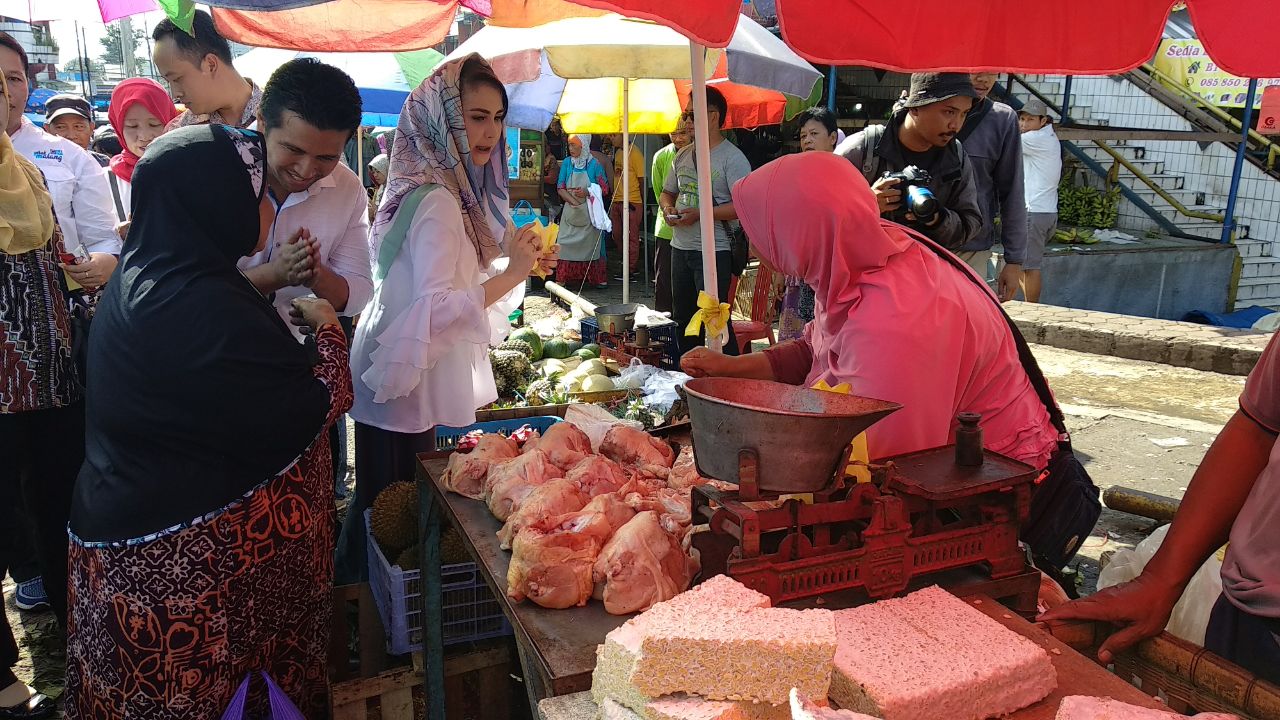 Blusukan di Pasar Lawang, Emil Sosialisasikan Nawa Bhakti Satya