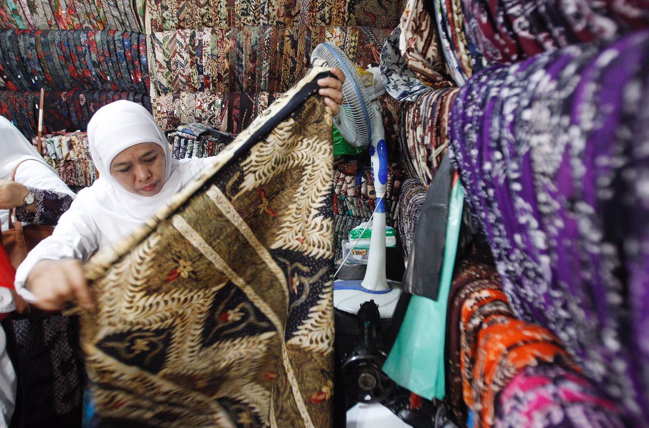 Kunjungan ke Tanjung Bumi, Khofifah Borong Batik Tulis Madura&nbsp;