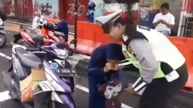 Tak Mau Ditilang, Seorang Ibu Gigit Polisi Harus Berurusan Dengan Hukum