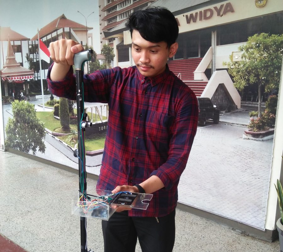 Prihatin Dengan Kondisi Tuna Netra, Mahasiswa UNTAG Ciptakan Tongkat Pendeteksi Halangan Bertenaga Matahari