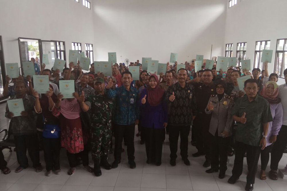 Wakil Walikota Kediri Bagikan PTSL Bersama Muspika Pesantren