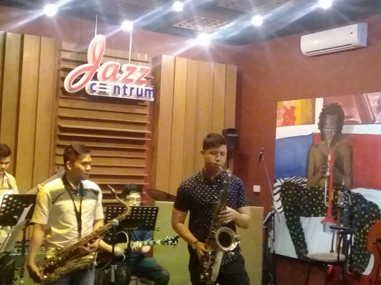 Menikmati Alunan Saxophone Daniel Chia di Jazz Centrum