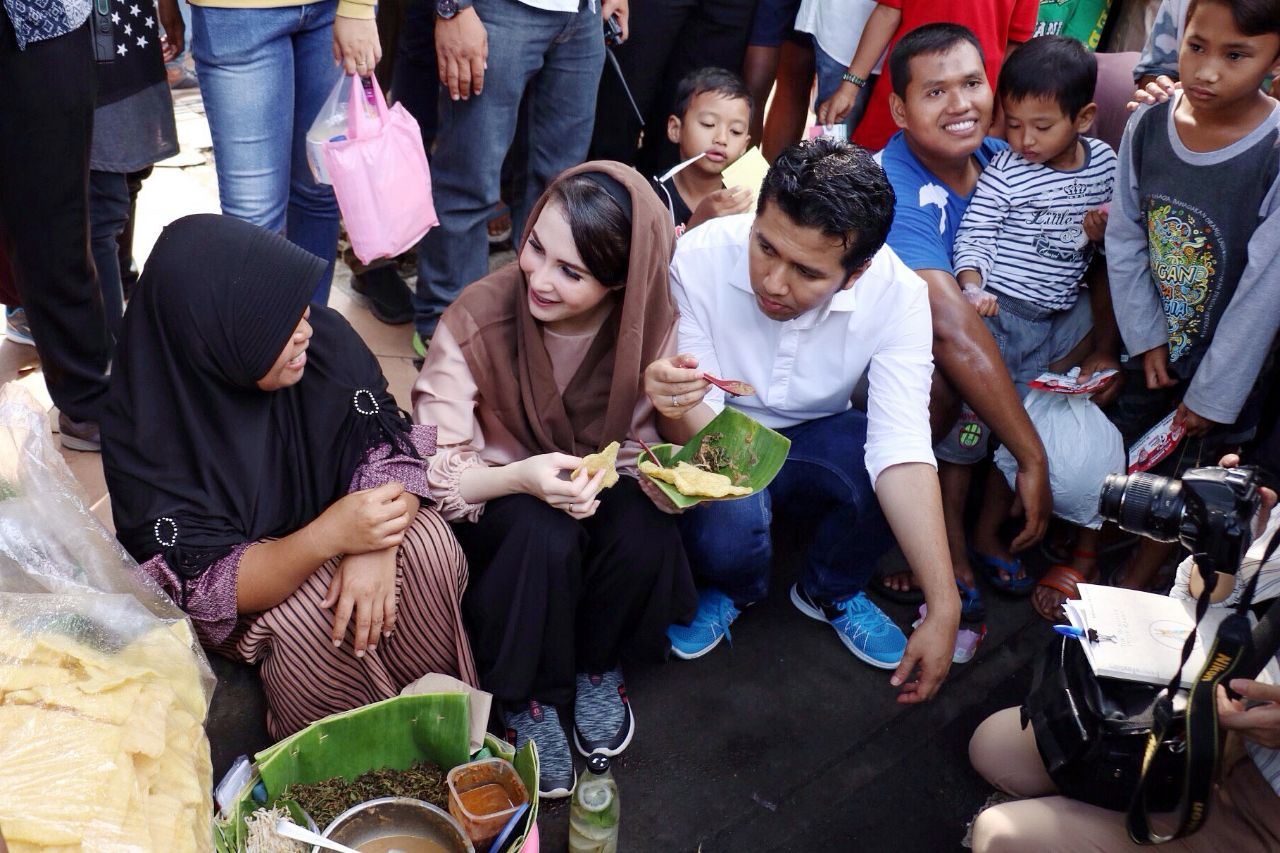 Nikmati Pecel Semanggi di CFD, Emil Dardak Dicurhati Nasib Pedagang