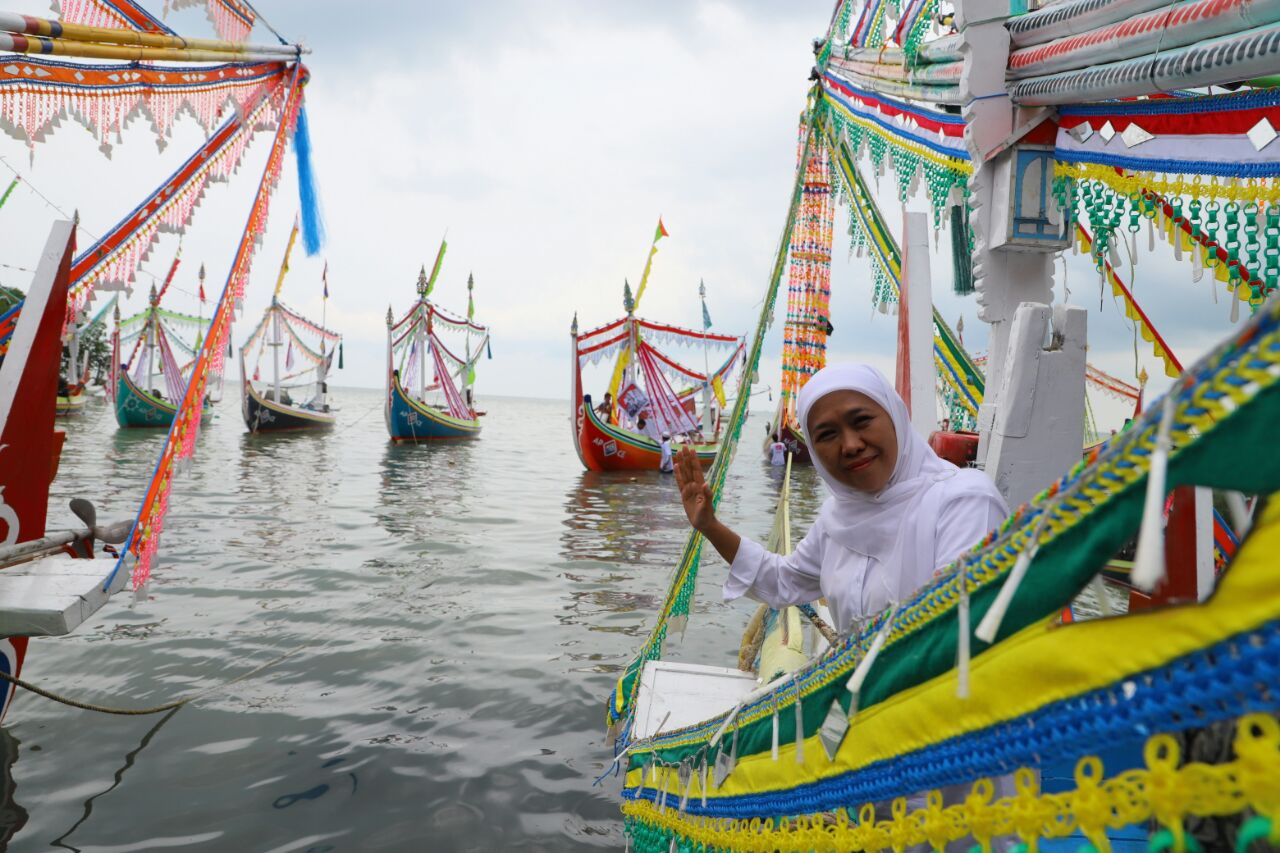 Hadiri Syukuran Petik Laut, Khofifah Ngevlog Potensi Nelayan Kaduara Timur