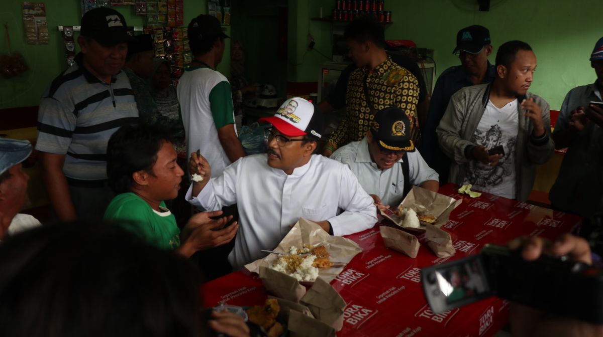 Di Pasar Benowo, Gus Ipul Sarapan Nasi Bungkus Bareng Pedagang