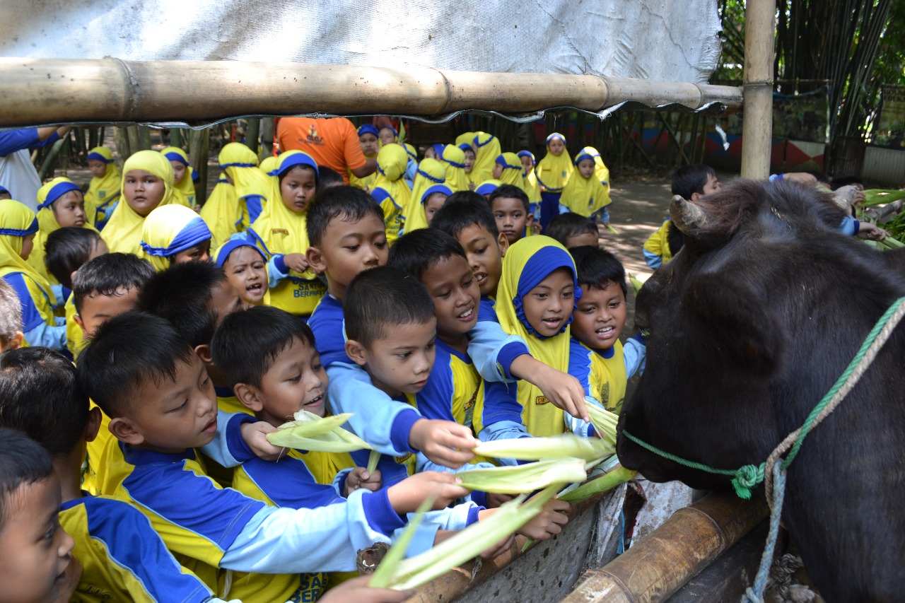 Tanamkan Cinta Alam, Siswa SD Muhammadiyah 18 Surabaya Kunjungi Wisata Alam Edukasi Alas Prambon