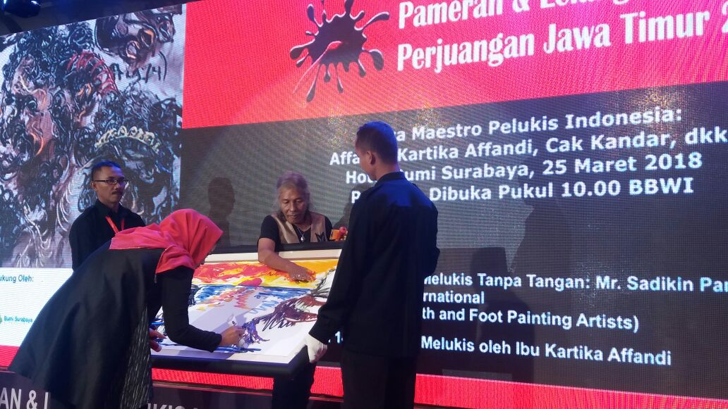 Puti dan Aam Rachmansyah Berkolaborasi Melukis Matahari Terbit di Ufuk Timur