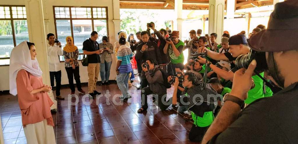 Jadi Model Dadakan, Arumi Bachsin Jadi Rebutan Fotografer