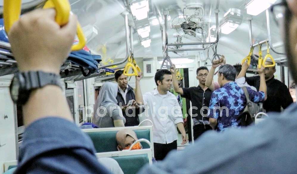 Emil Enjoy Naik KA KRL, Penumpang Terkejut dan Kagum