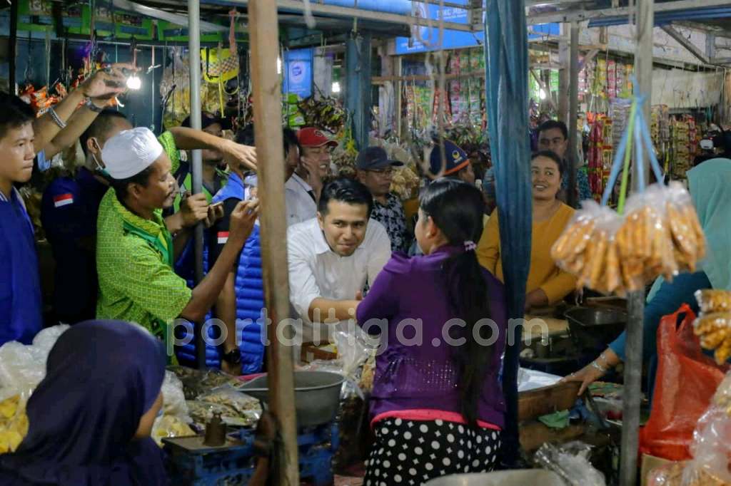 Di Pasar Muncar Banyuwangi, Emil Janji Fokus Stabilisasi Ekonomi Pasar Tradisional