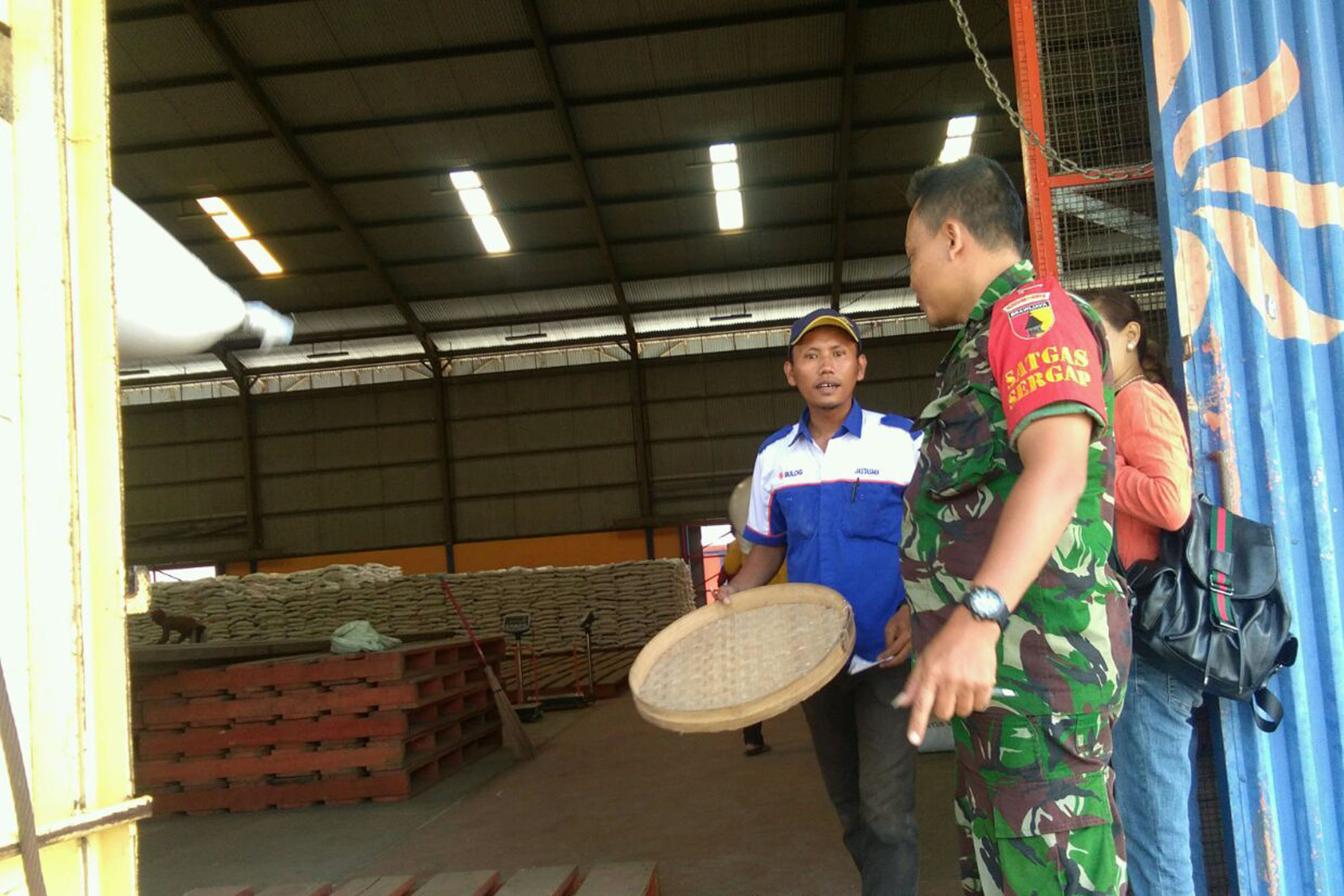 Babinsa Koramil 0810/09 Ngronggot Dampingi Pengiriman Beras Ke Bulog