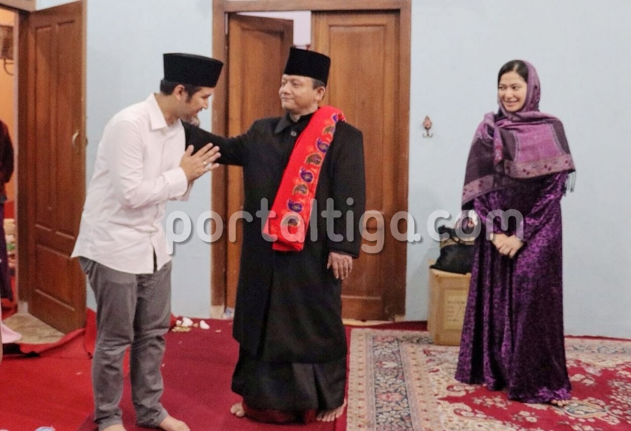 Hadiri Haul Mbah Dahnan Trenggalek, Pundak Emil Dardak Ditepuk Gus Robert