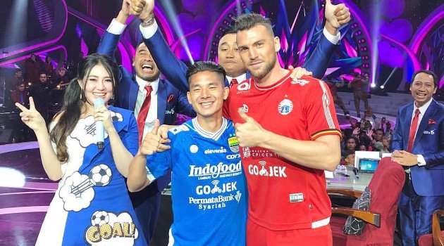 Posting Foto Dengan Pemain Sepak Bola, Via Vallen: Seneng Aja