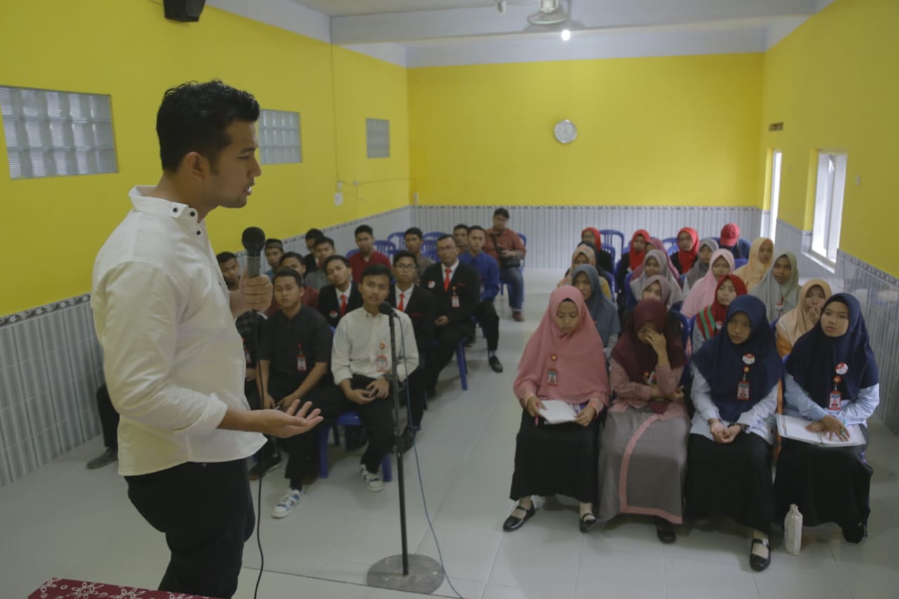 Emil Dardak Jadi Guru Dadakan di Kampung Inggris Pare