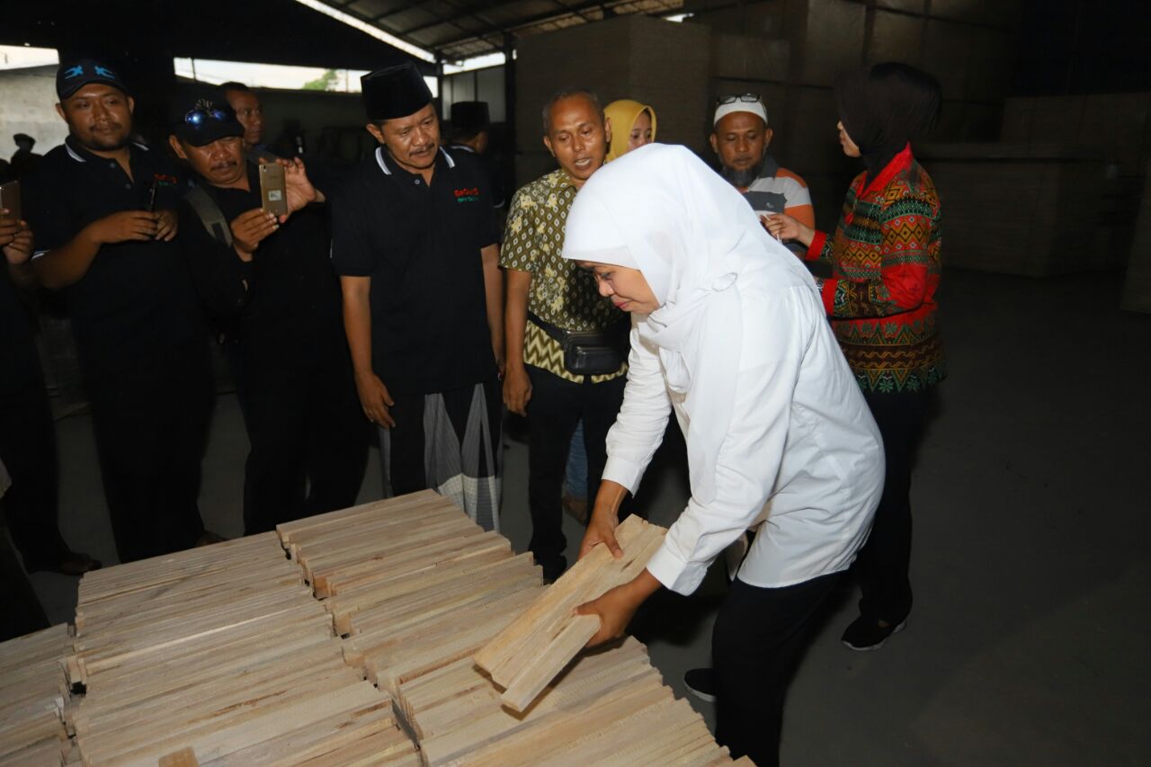 Buruh Pabrik Tripleks Lumajang Dukung Khofifah: Beliau Peduli Nasib Wong Cilik