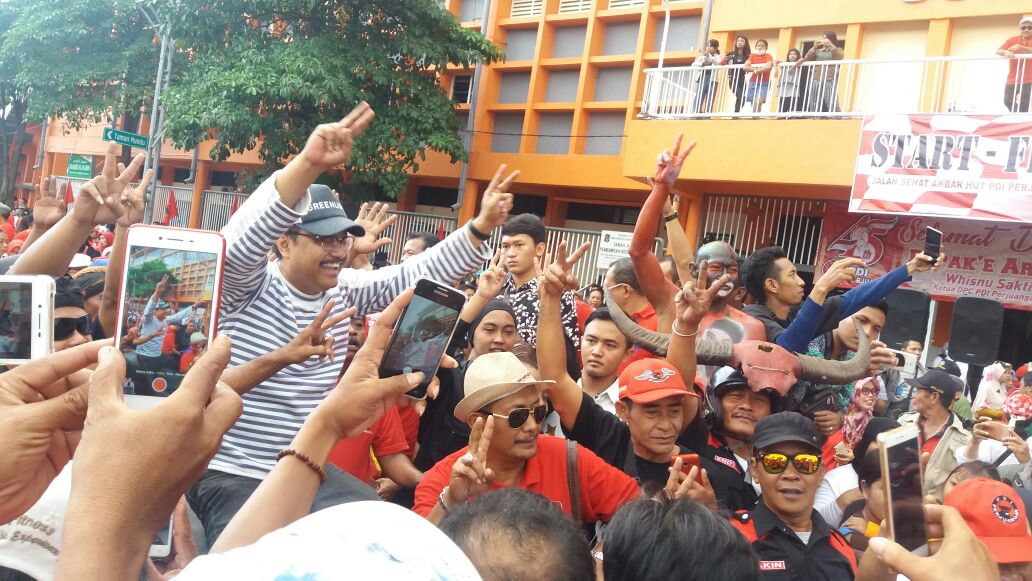 Gus Ipul Lepas 25 Ribu Peserta Jalan Sehat HUT PDI Perjuangan