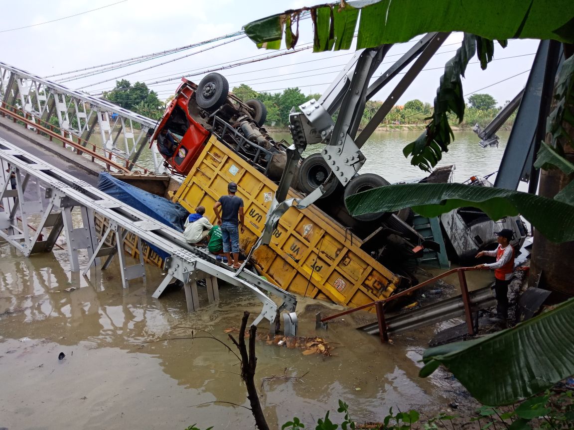 Jembatan Widang Ambruk, Telan Satu Korban Jiwa