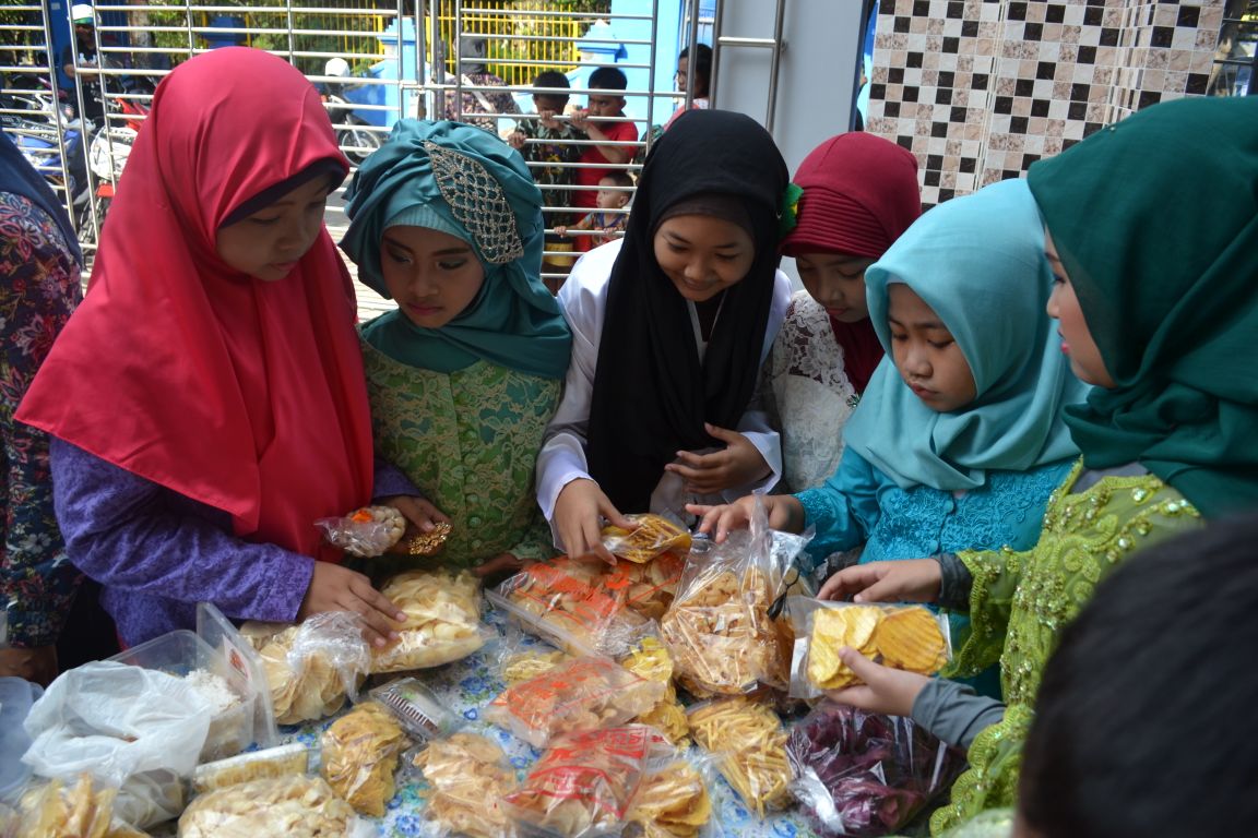 Peringati Hari Kartini dan Bumi, Siswa SDM 18 Surabaya Berbusana Petani dan Bawa Olahan Hasil Bumi