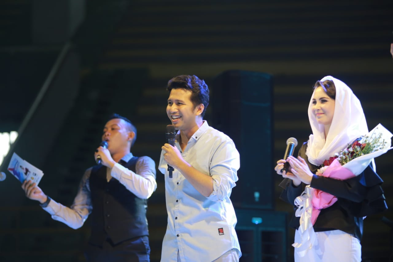 Jadi Moderator Seminar, Arumi Dapat Kejutan Romantis dari Suami&nbsp;