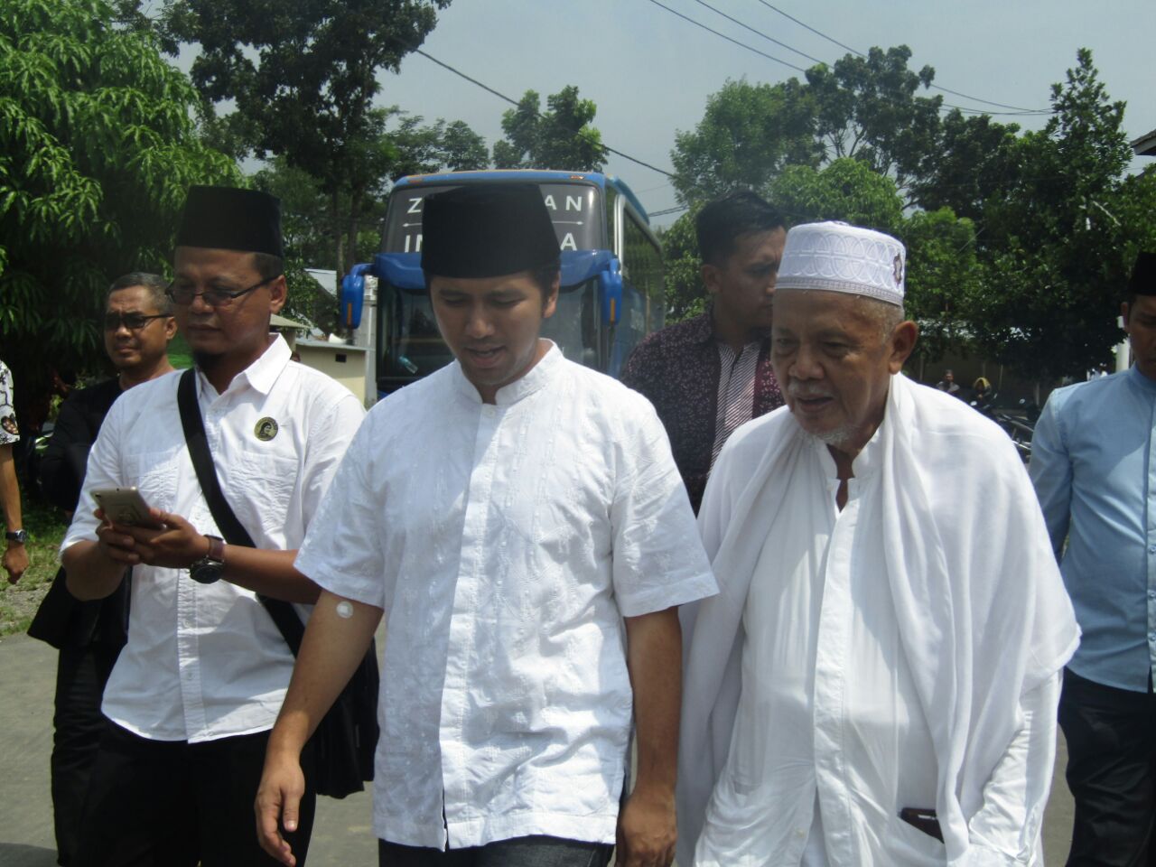 Emil Dardak dan Zulkifli Hasan Sowan Kiai Sepuh Magetan