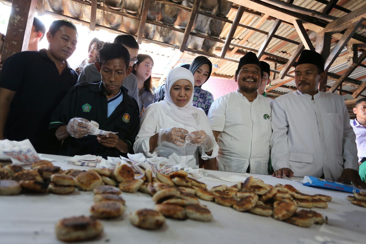 Khofifah Cekatan Kemas Wingko Babat Bareng Warga, Pelaku UKM: Beliau Peduli Usaha Kecil