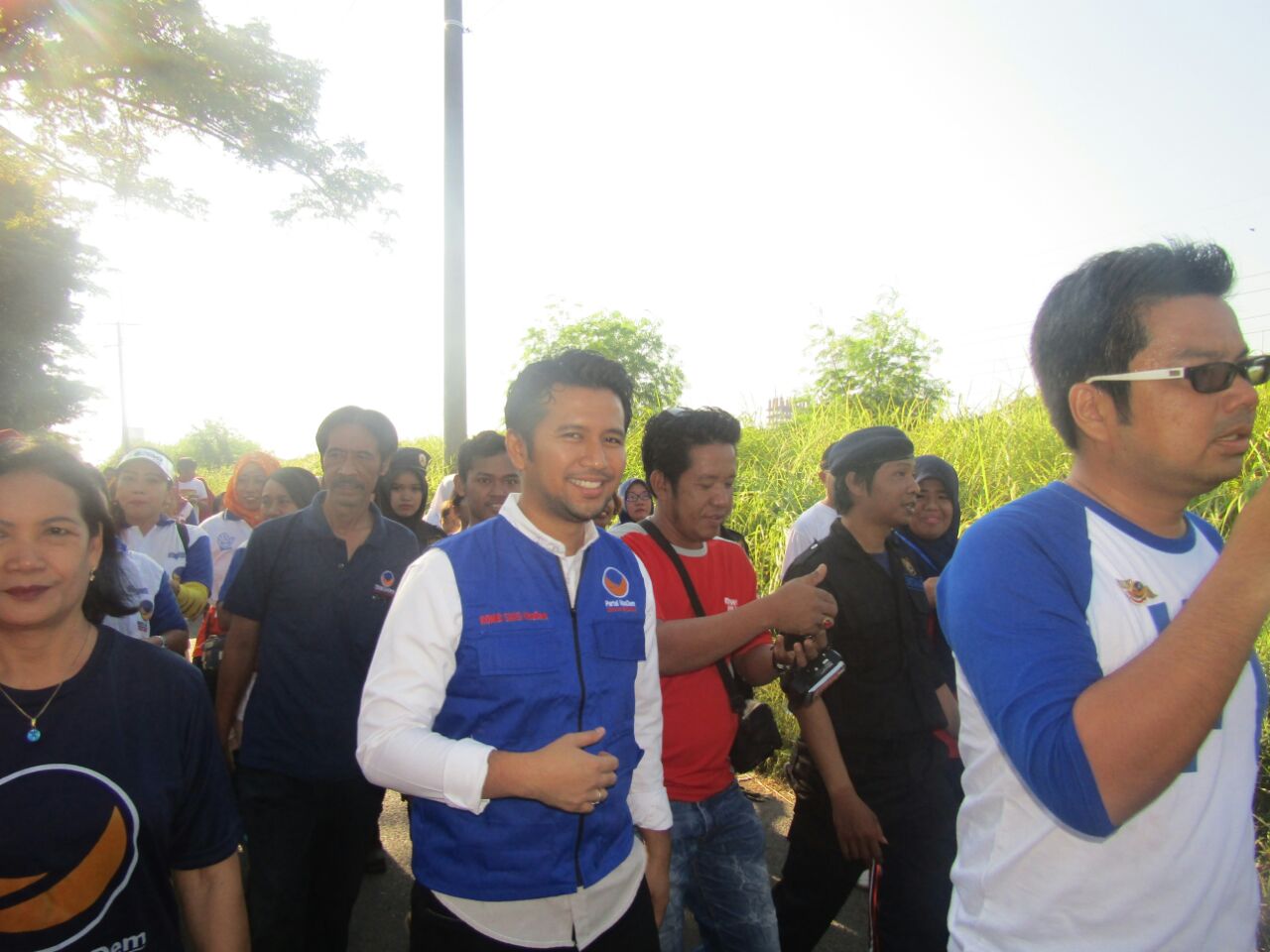 Emil Dardak Berbaur dengan Warga Medokan Semampir saat Jalan Sehat Restorasi