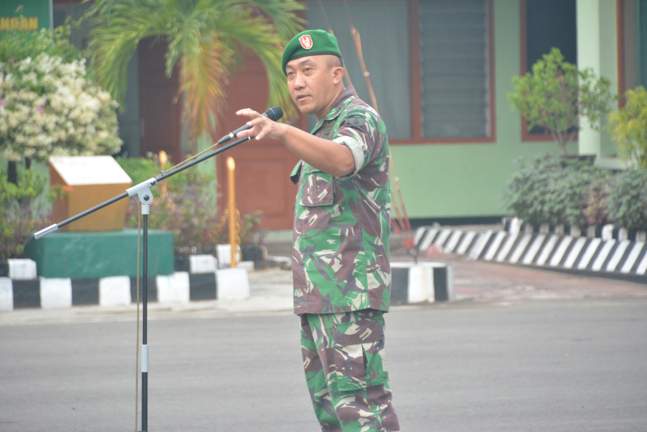 Kolonel Inf Sidharta Wisnu Graha, S.E. Berikan Jam Komandan