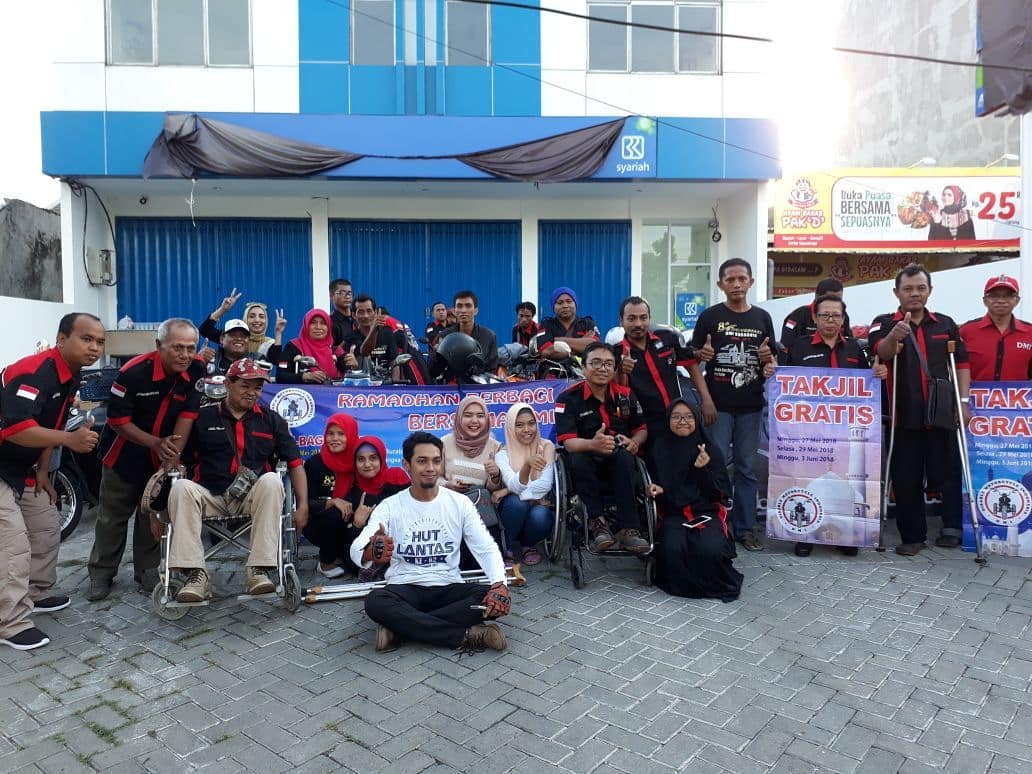 Keterbatasan Fisik Bukan Penghalang, Komunitas DMI Berbagi Takjil