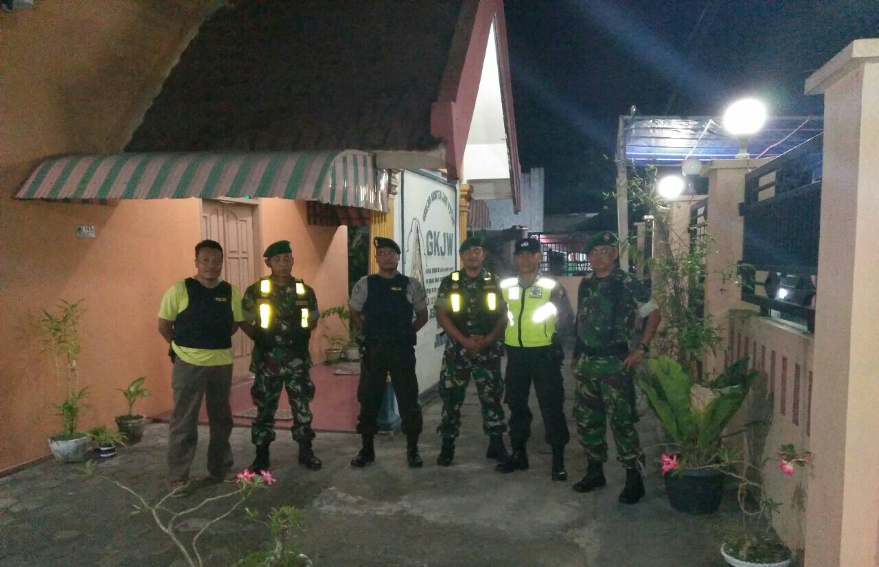 TNI - POLRI Perketat Keamanan Di Gereja GKJW Pepathan