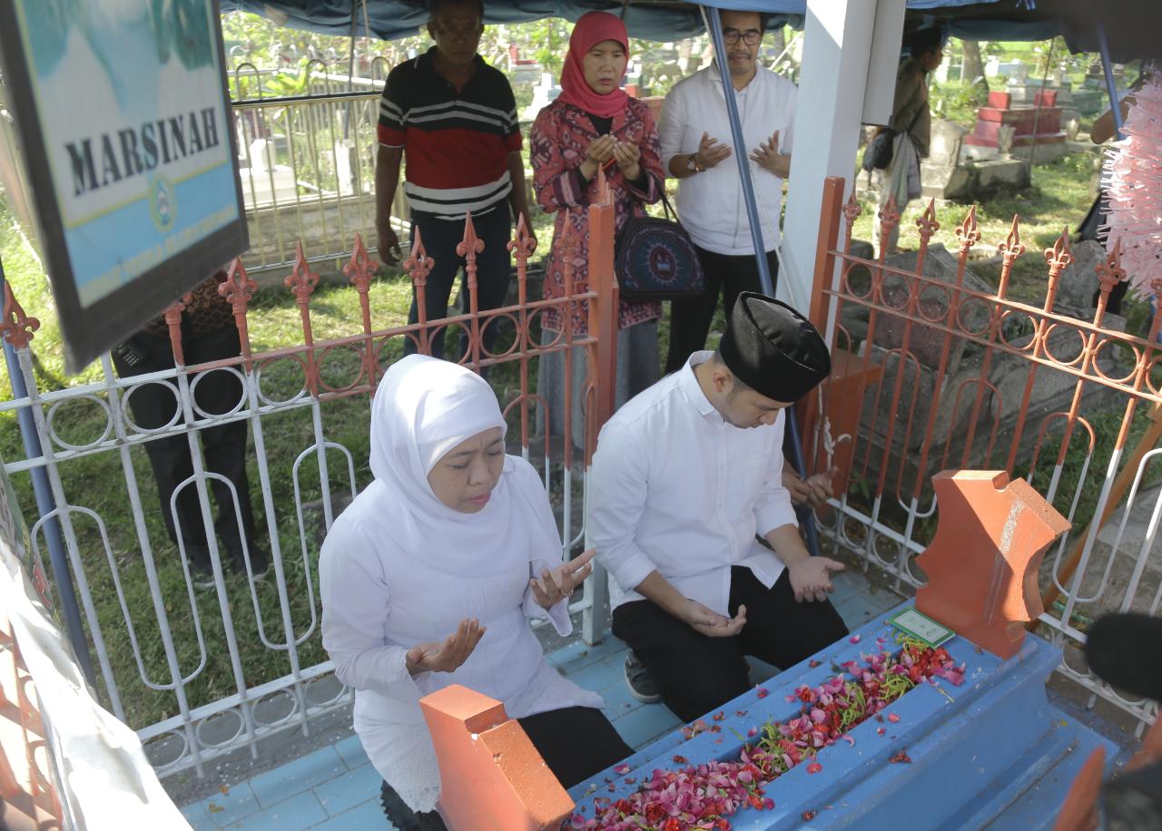 Hari Buruh, Khofifah-Emil Ziarah ke Makam Marsinah di Nganjuk