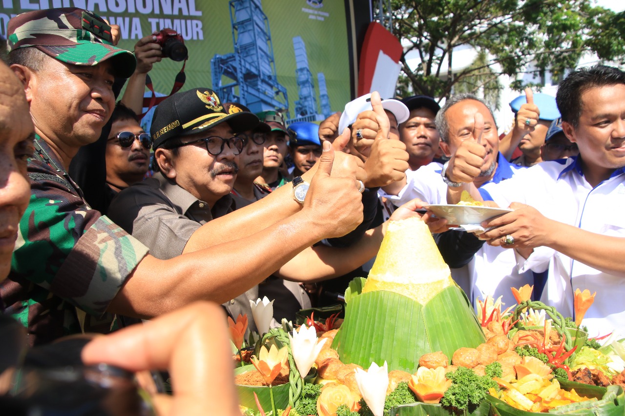 Hari Buruh, Pakde Karwo Potong Tumpeng Bareng Ribuan Buruh