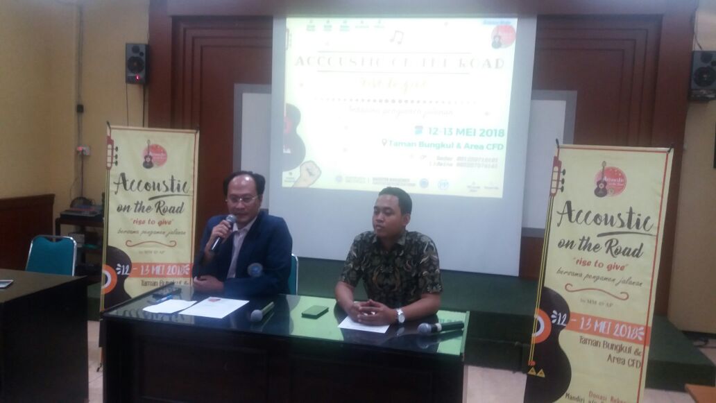 Mahasiswa Magister Manajemen Unair Angkatan 49 Galang Dana Dengan Mengamen