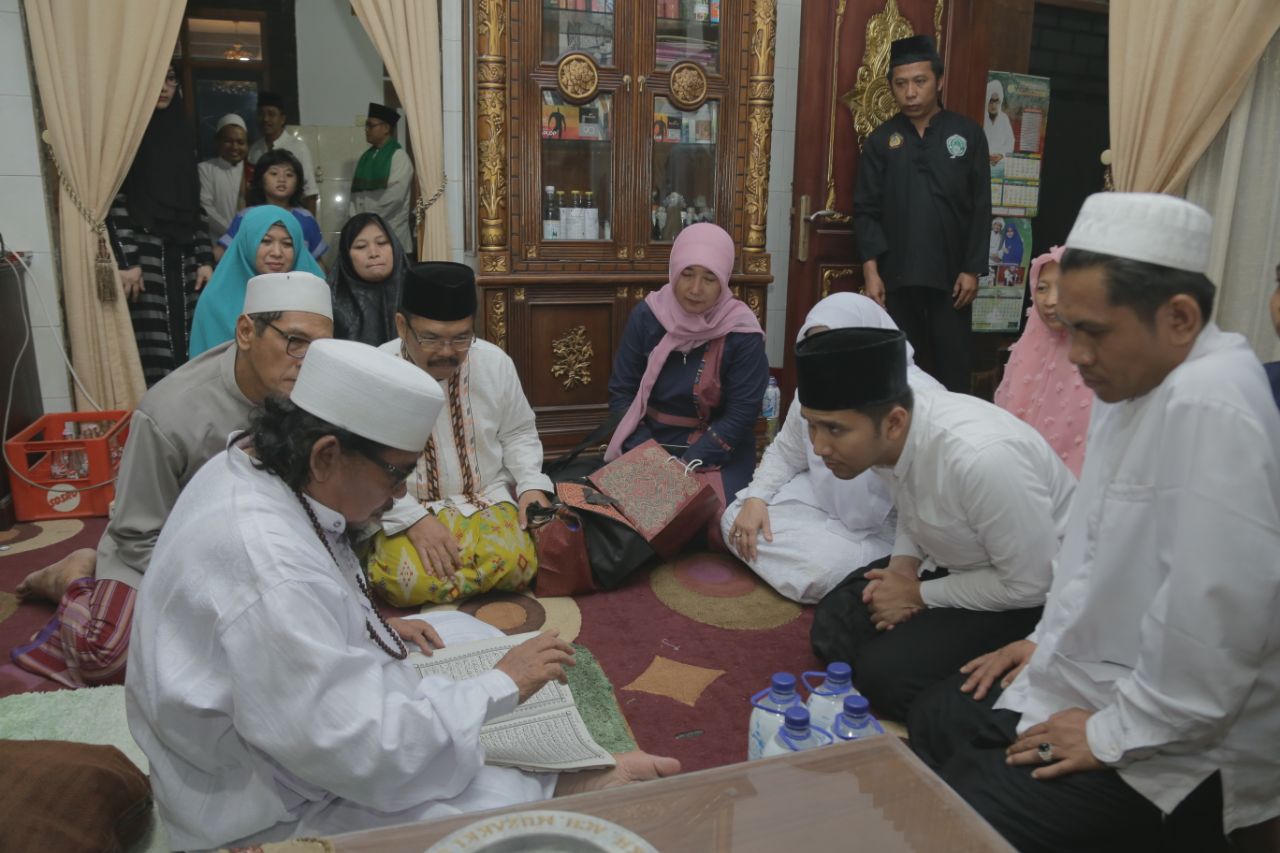 KH Muzakki Syah Doakan Emil Dardak di Kamar Khusus Ponpes Al Qodiri Jember
