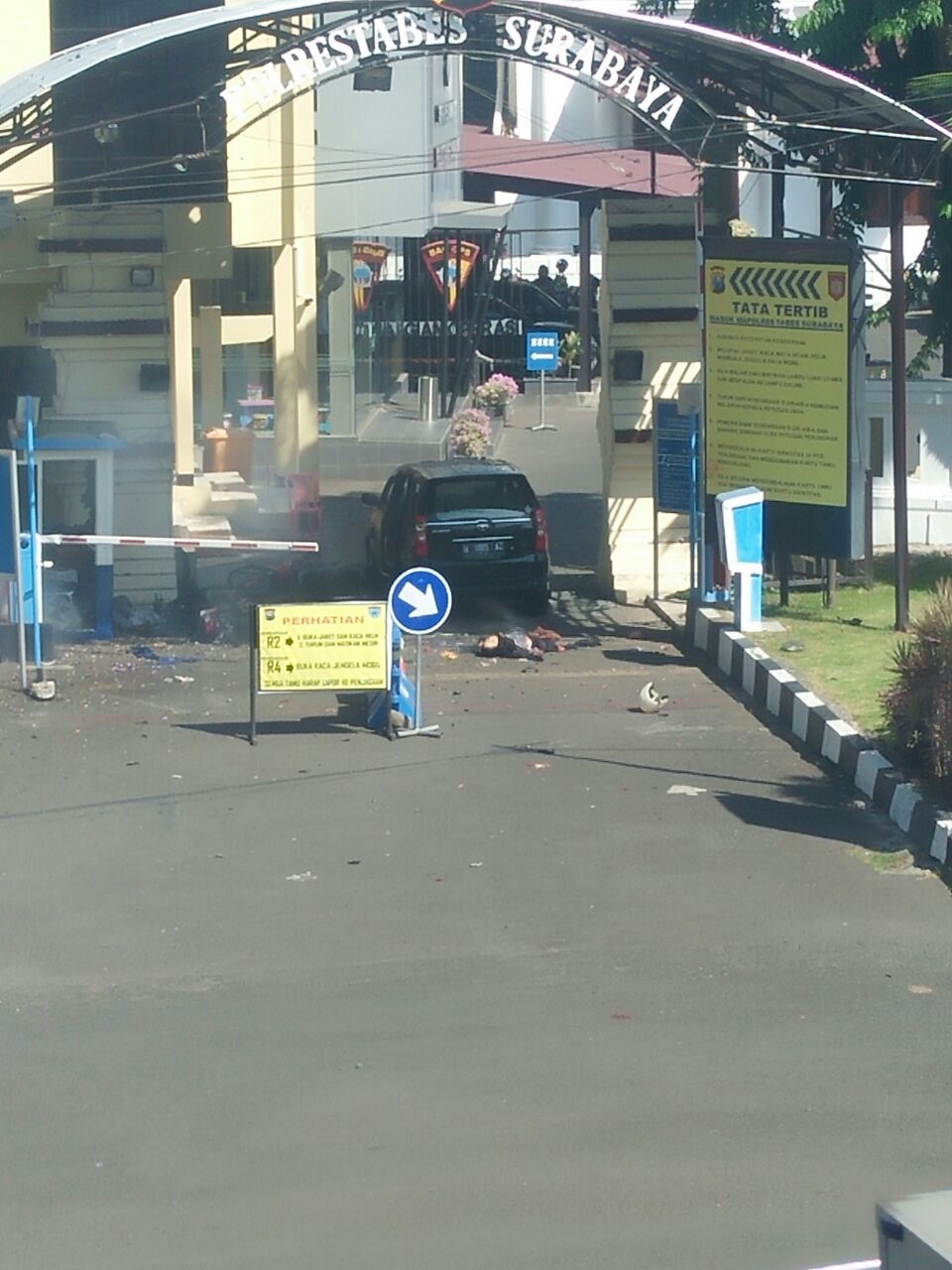 Mapolrestabes Surabaya Diserang Bom Bunuh Diri