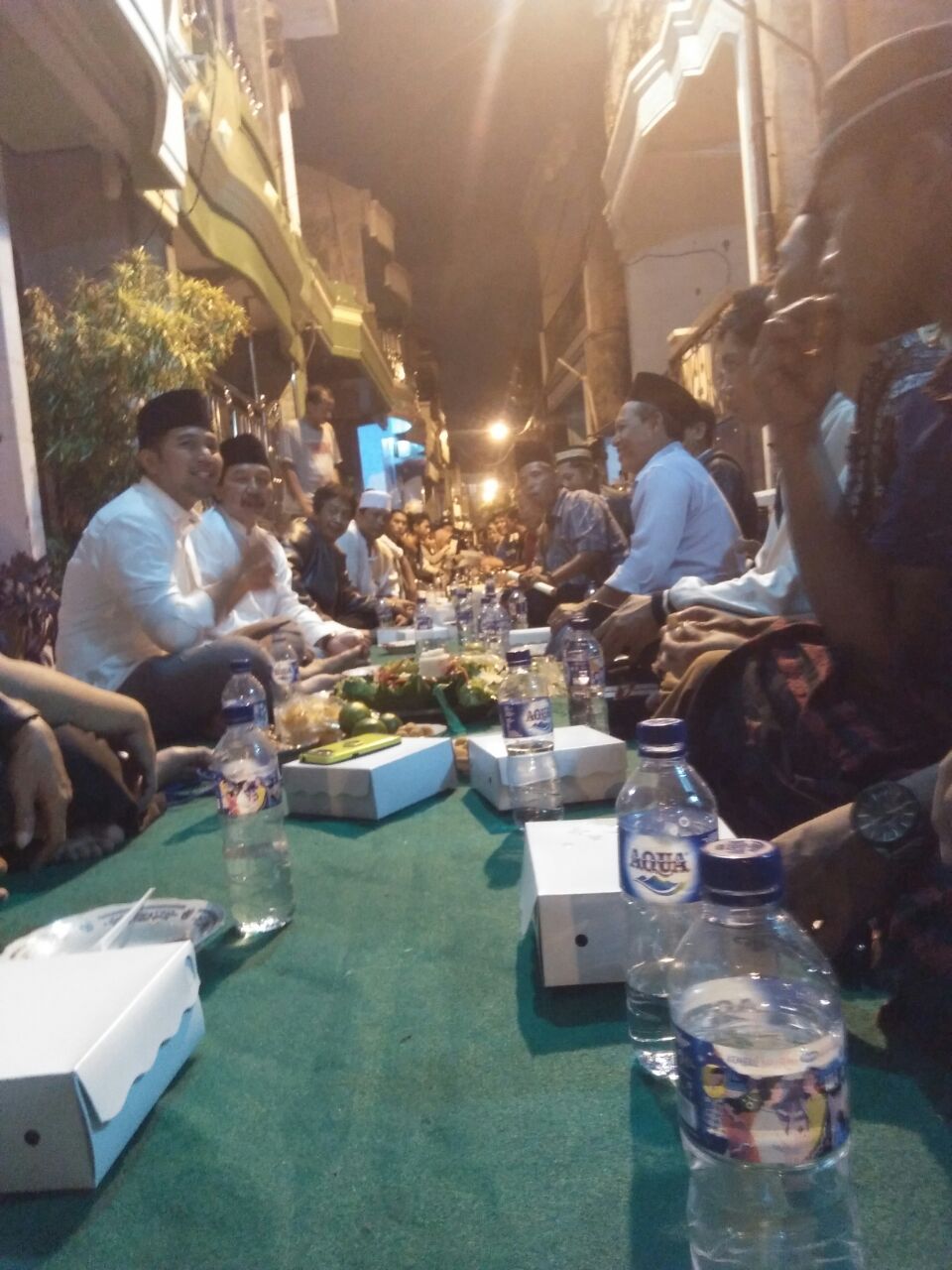 Emil Dardak Guyub Rukun Sahur Bareng Warga Tanah Kali Kedinding dan Tambakrejo