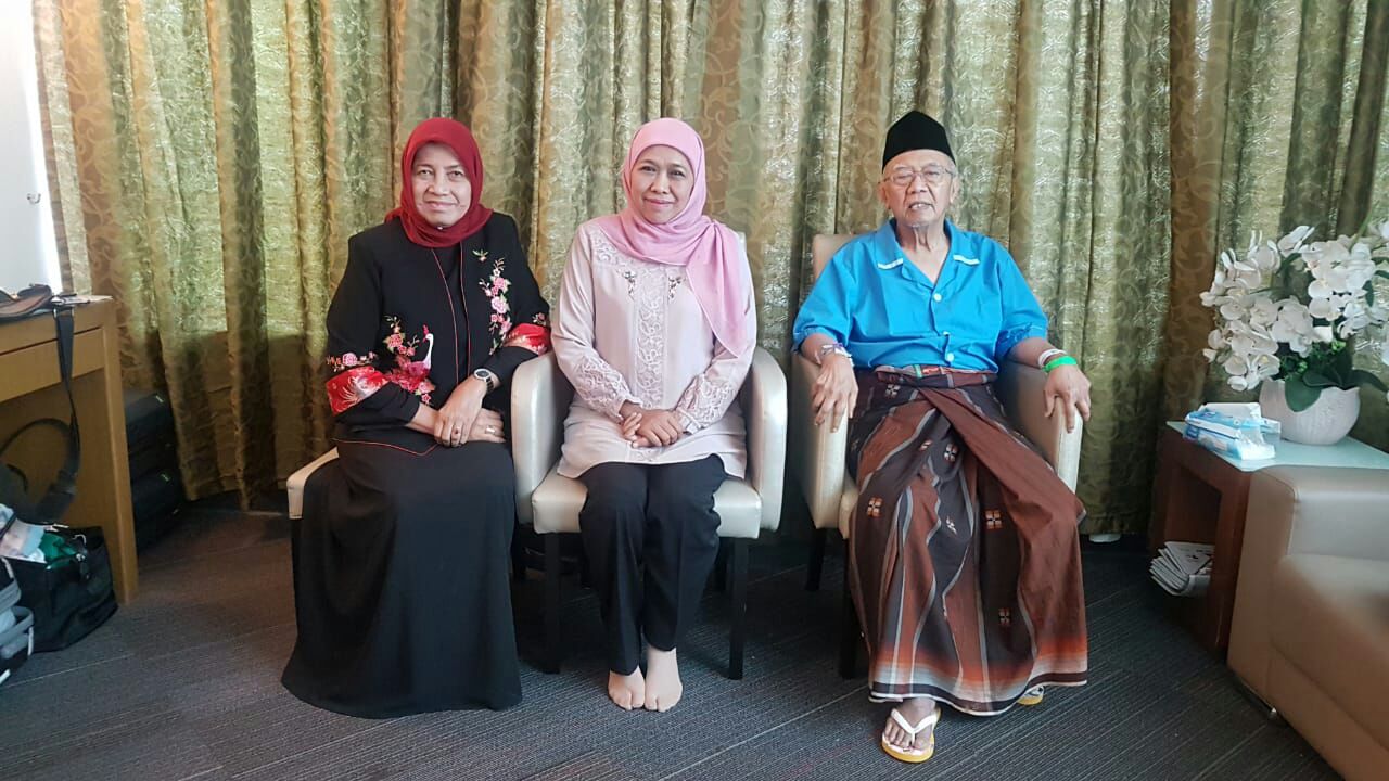 Khofifah Jenguk Gus Sholah di Singapura