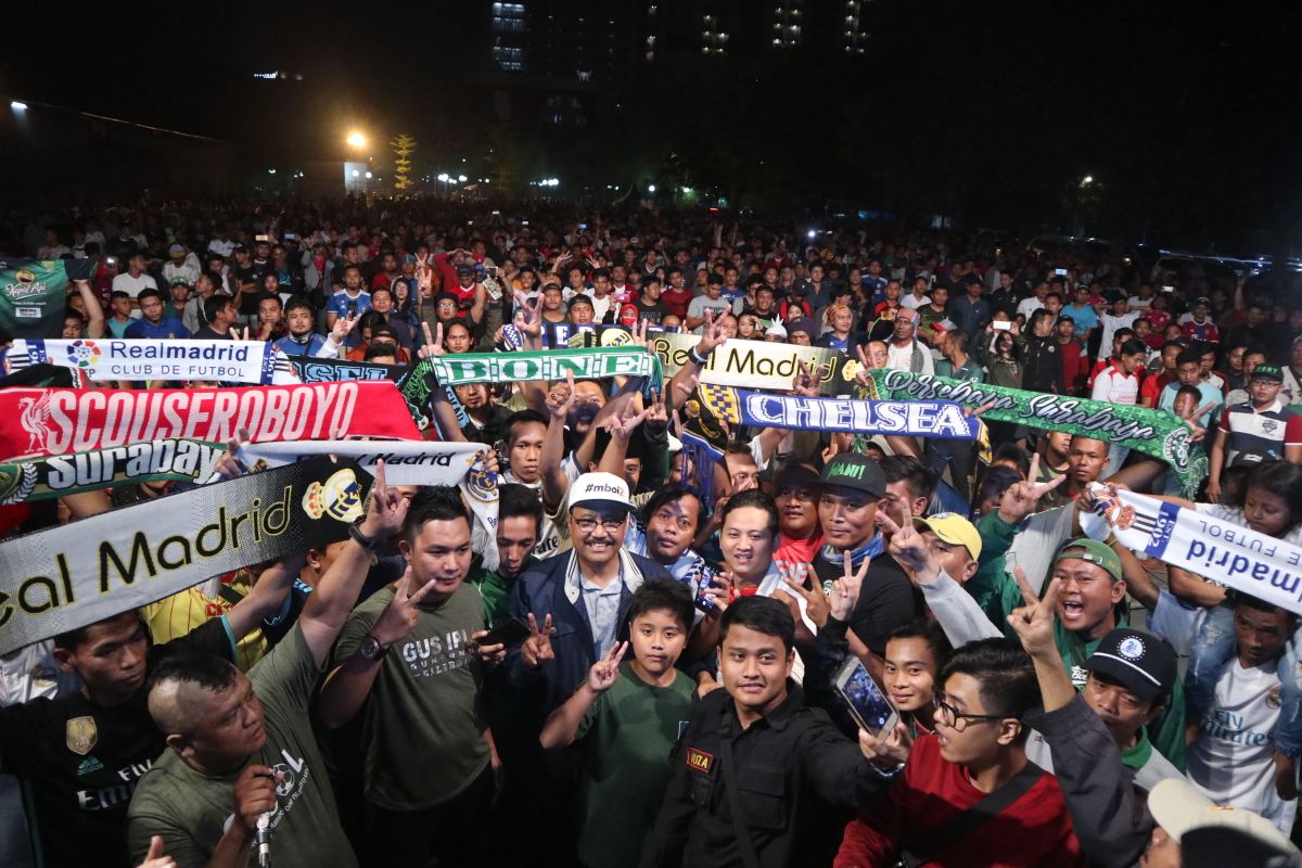 Nobar Final Liga Champions, Gus Ipul Berbaur dengan Ribuan Suporter