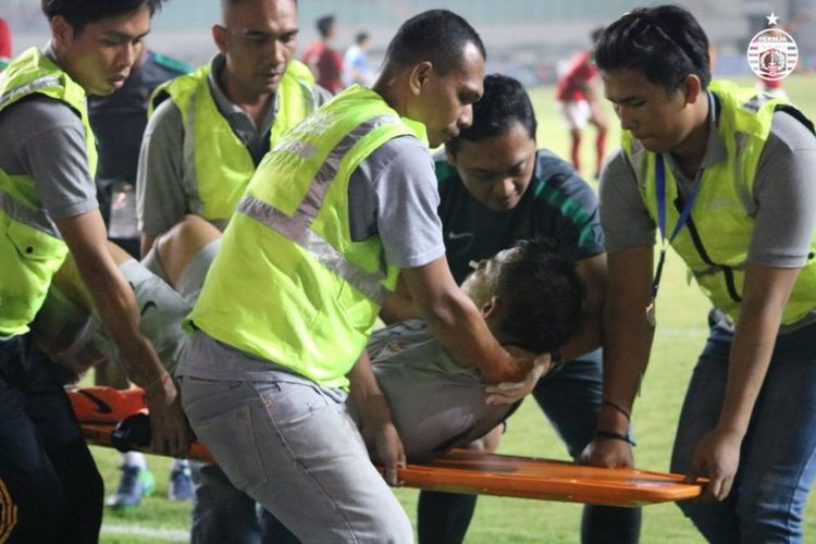 Berbenturan Dengan Pemain Uzbekistan, Andritany Alami Cedera Tulang Penyangga Mata