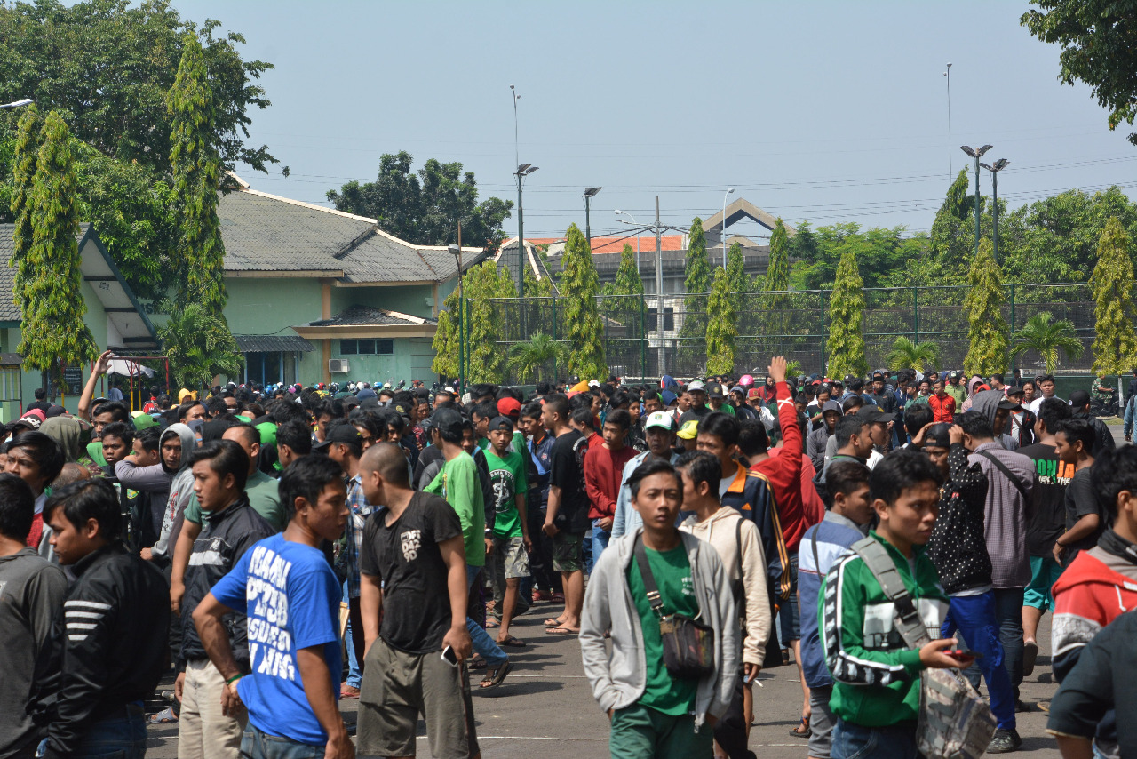 Antre Tiket Persebaya VS Arema FC, Ribuan Bonek Serbu Korem 084/ Bhaskara Jaya