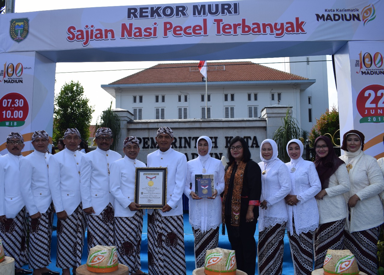 Peringati Hari Jadi, Madiun Bagikan 16.882 Pincuk Nasi Pecel