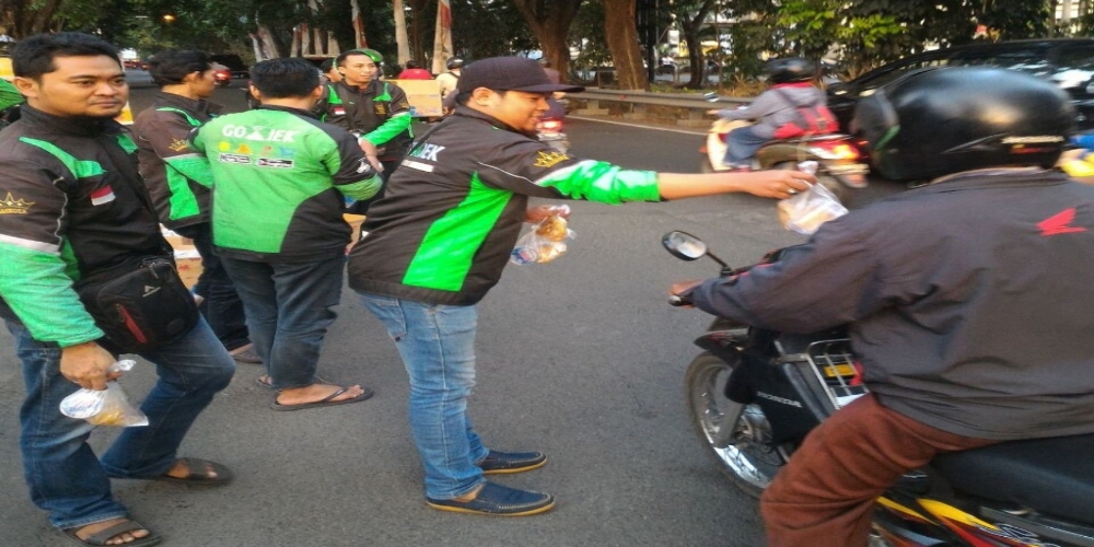Komunitas Go-Jek Mahkota Berbagi Takjil