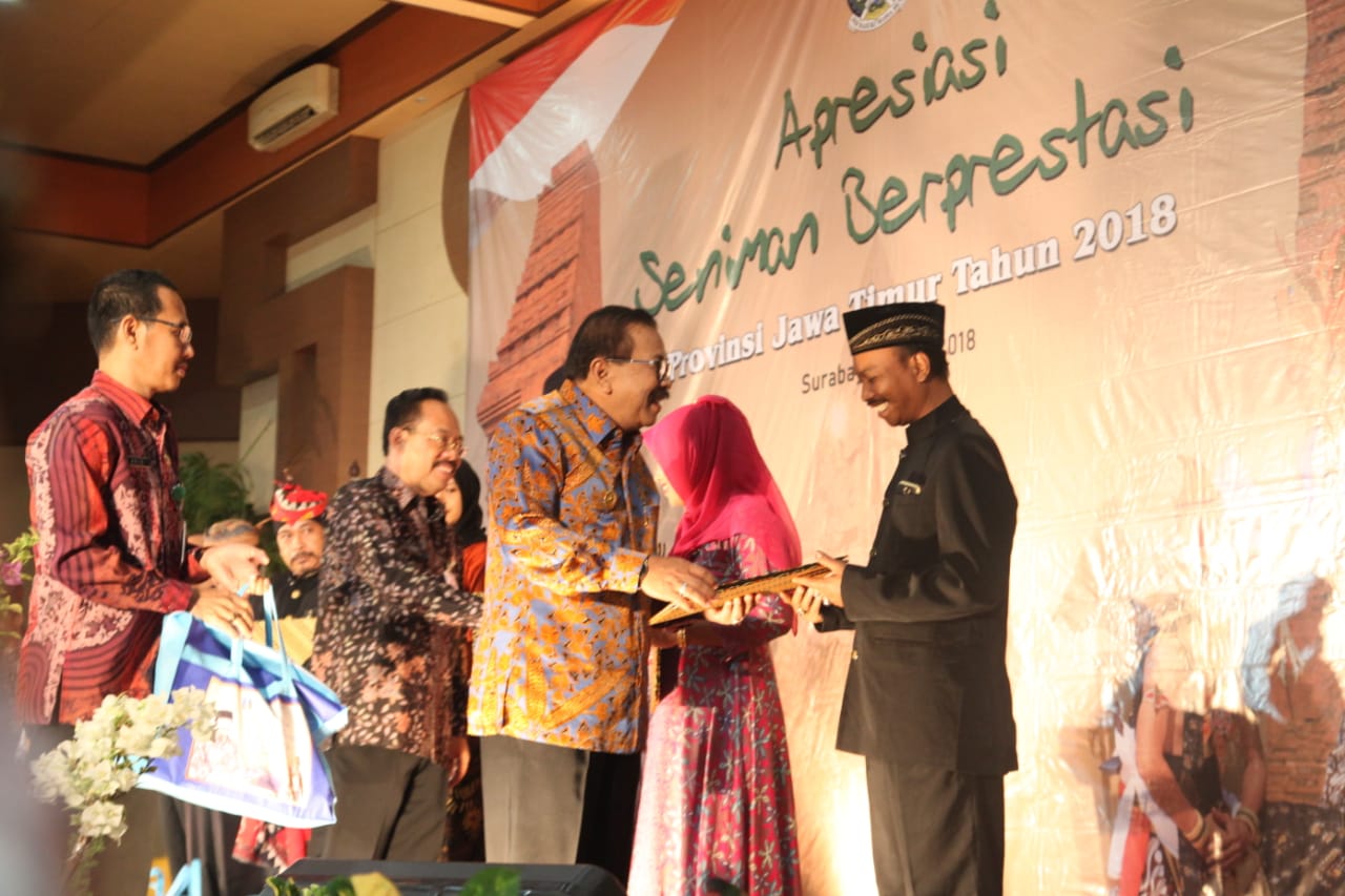 Pakde Karwo Berikan Apresiasi 500 Seniman Jatim